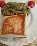 Piadina o tortillas mexicanas rellena de pollo y queso en sartén