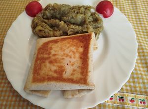 Una foto de Piadina o tortillas mexicanas rellena de pollo y queso en sartén