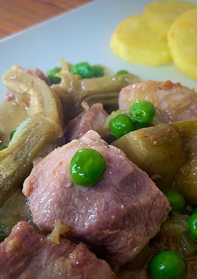 Una foto de Pavo guisado con alcachofas y guisantes