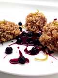 Medaglioni di Magatello in crosta di panko, con salsa di mirtilli e scorza di limone caramellata