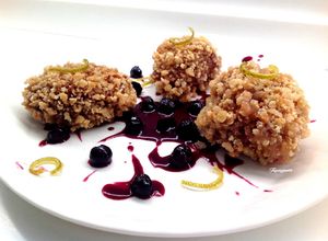 Foto di Medaglioni di Magatello in crosta di panko, con salsa di mirtilli e scorza di limone caramellata