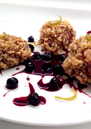 Foto di Medaglioni di Magatello in crosta di panko, con salsa di mirtilli e scorza di limone caramellata
