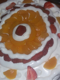 Una foto de Bizcochuelo con merengue y frutas