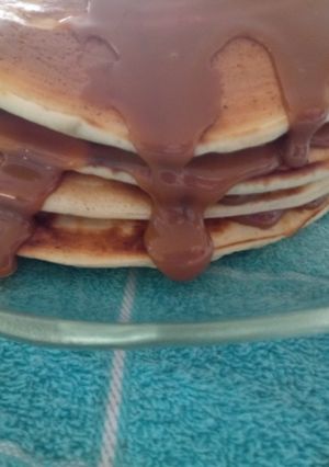 Una foto de Hotcakes de banana con dulce de leche