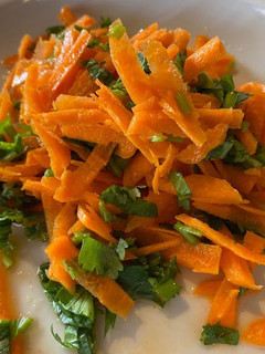 Una foto de Ensalada de zanahorias y cilantro con miel