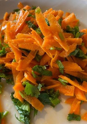 Una foto de Ensalada de zanahorias y cilantro con miel