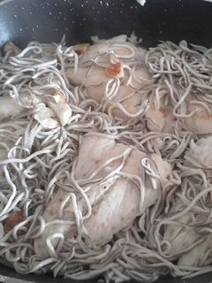 Una foto de Merluza con gulas al ajillo