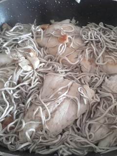 Una foto de Merluza con gulas al ajillo