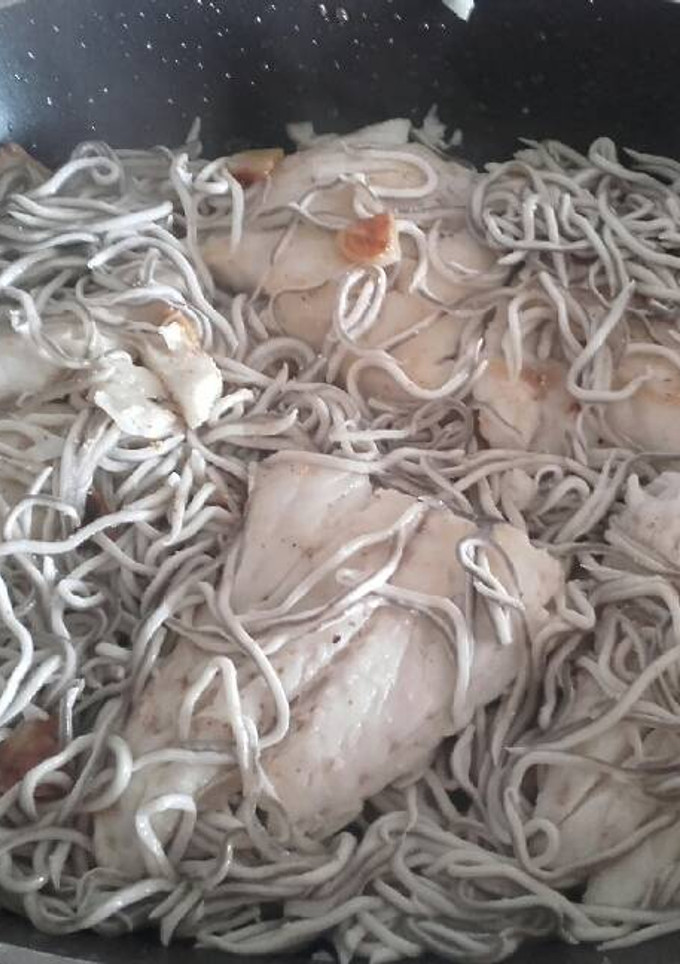 Una foto de Merluza con gulas al ajillo