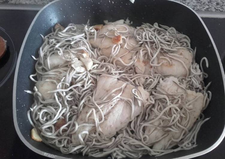 Merluza con gulas al ajillo
