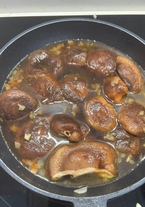 Una foto de Shiitake estofadas con soja y jengibre