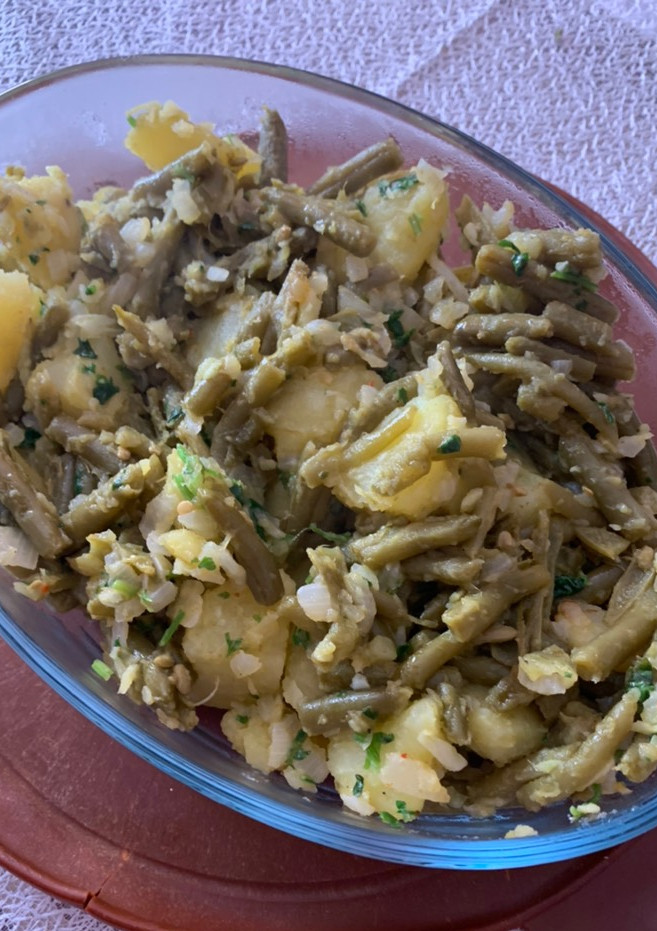 Una foto de Patatas al ajillo con judías verdes