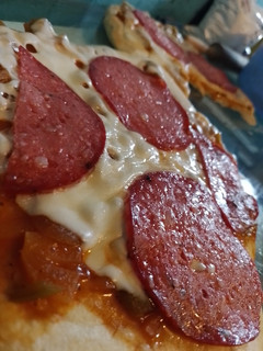 Una foto de Pizza al sartén rápidas y súper ricas 🍕🍷
