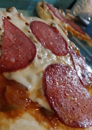Una foto de Pizza al sartén rápidas y súper ricas 🍕🍷