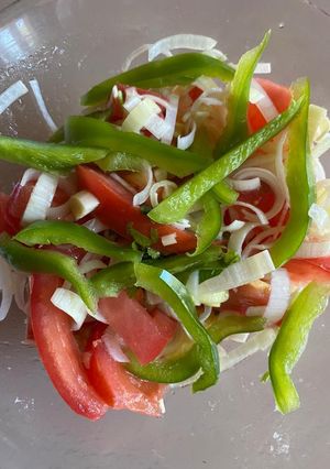 Una foto de Ensalada de tomates y morrón
