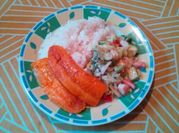 Una foto de ensalada de camarones y aguacates