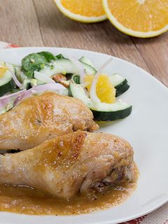 Una foto de Muslos de pollo en salsa tropical
