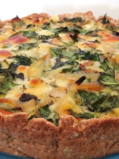 Una foto de Tarta integral de queso, cebolla y hojas verdes 😋