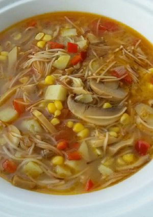 صورة لوصفة شوربة خضار مشكلة بطريقة زوزو