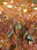 Tellinas con tomate y cebolla