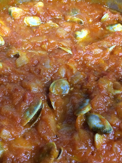 Una foto de Tellinas con tomate y cebolla