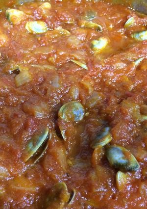 Una foto de Tellinas con tomate y cebolla