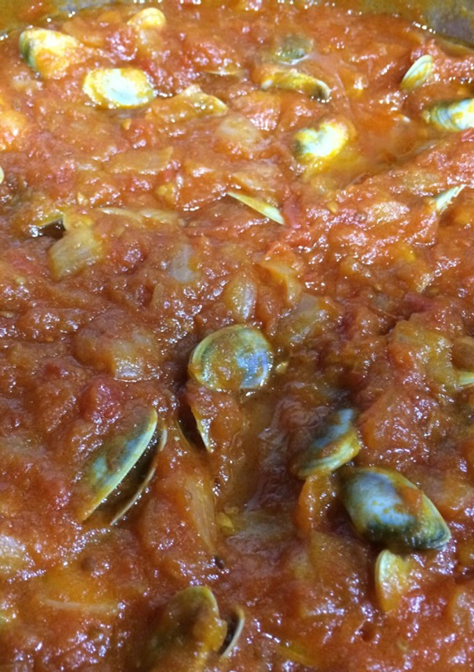 Una foto de Tellinas con tomate y cebolla