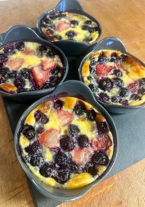 Une photo de Petits clafoutis légers aux fruits rouges 🍓🫐