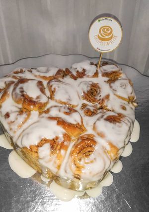 Una foto de Cinnamon Roll Cake con Glaseado Tradicional