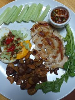 รูปของ สเต็กไก่ ยำไข่ดาว