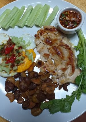 รูปของ สเต็กไก่ ยำไข่ดาว