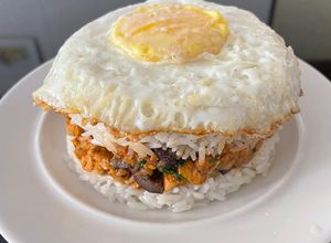 Una foto de Arroz tapado de pollo