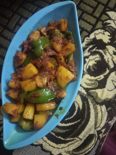 आलू शिमला मिर्च निराले (Aloo Shimla Mirch nirale recipe in Hindi) रेसिपी मुख्य फोटो
