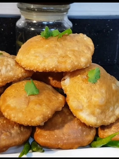 खस्ता कचौरी (Khasta kachori recipe in hindi) रेसिपी मुख्य फोटो