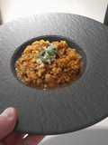 Risotto con trompeta de la muerte y manzana