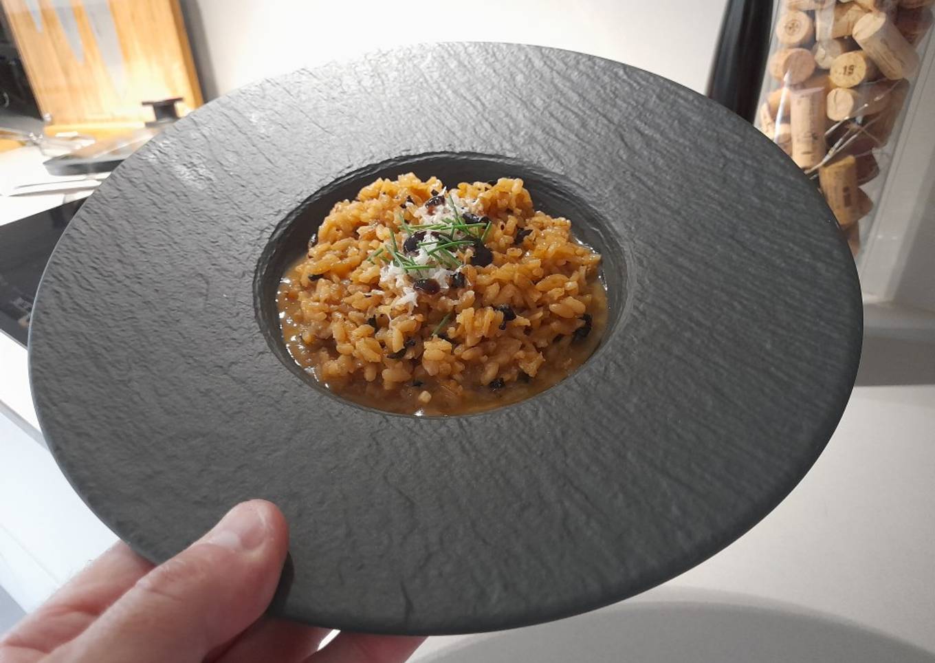 Risotto con trompeta de la muerte y manzana