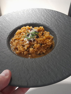Una foto de Risotto con trompeta de la muerte y manzana