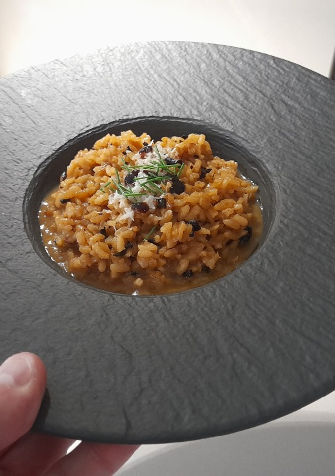 Una foto de Risotto con trompeta de la muerte y manzana