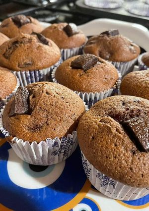 Tripla csokis-meggyes muffin recept fotója
