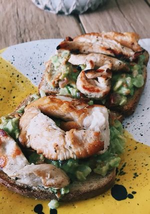 Una foto de Tostada de pan integral + guacamole + pechuga de pollo