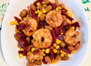 Una foto de Ensalada de camarones al ajillo con frijoles, maíz y remolacha!!!