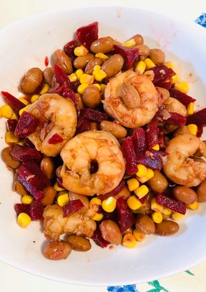 Una foto de Ensalada de camarones al ajillo con frijoles, maíz y remolacha!!!