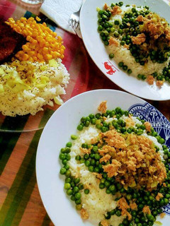 Una foto de Arroz blanco con atún, guisantes y cebolla