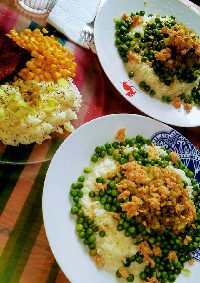 Una foto de Arroz blanco con atún, guisantes y cebolla