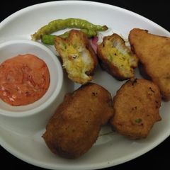 A picture of Corn cheese sandwich pakoda.