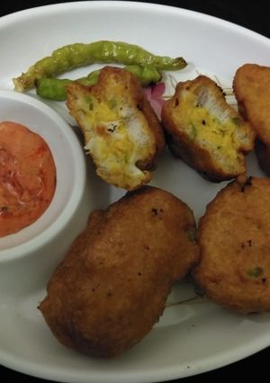 A picture of Corn cheese sandwich pakoda.