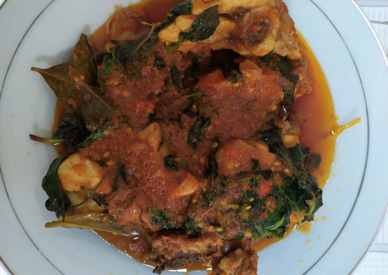 Ayam goreng dengan basil