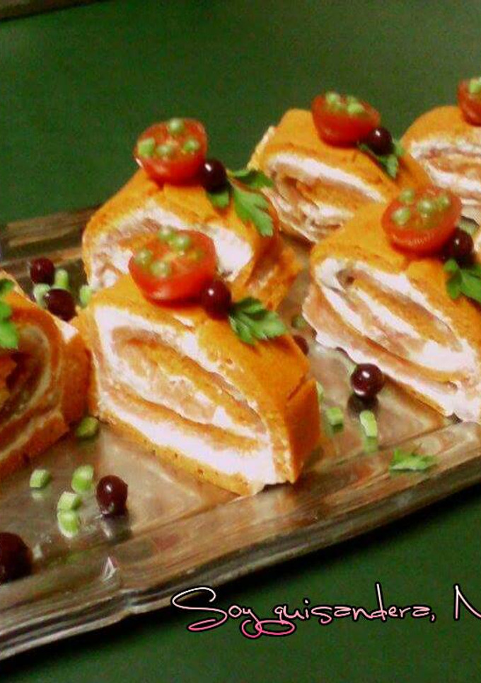 Una foto de Brazo salado relleno de crema de queso y salmón ahumado