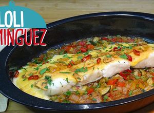 Una foto de Bacalao con verduras al horno y muselina