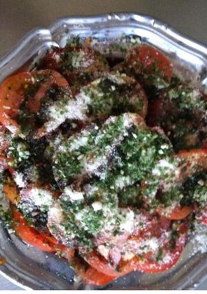Une photo de Salade de tomates oignon nouveau herbes fraîches et parmesan